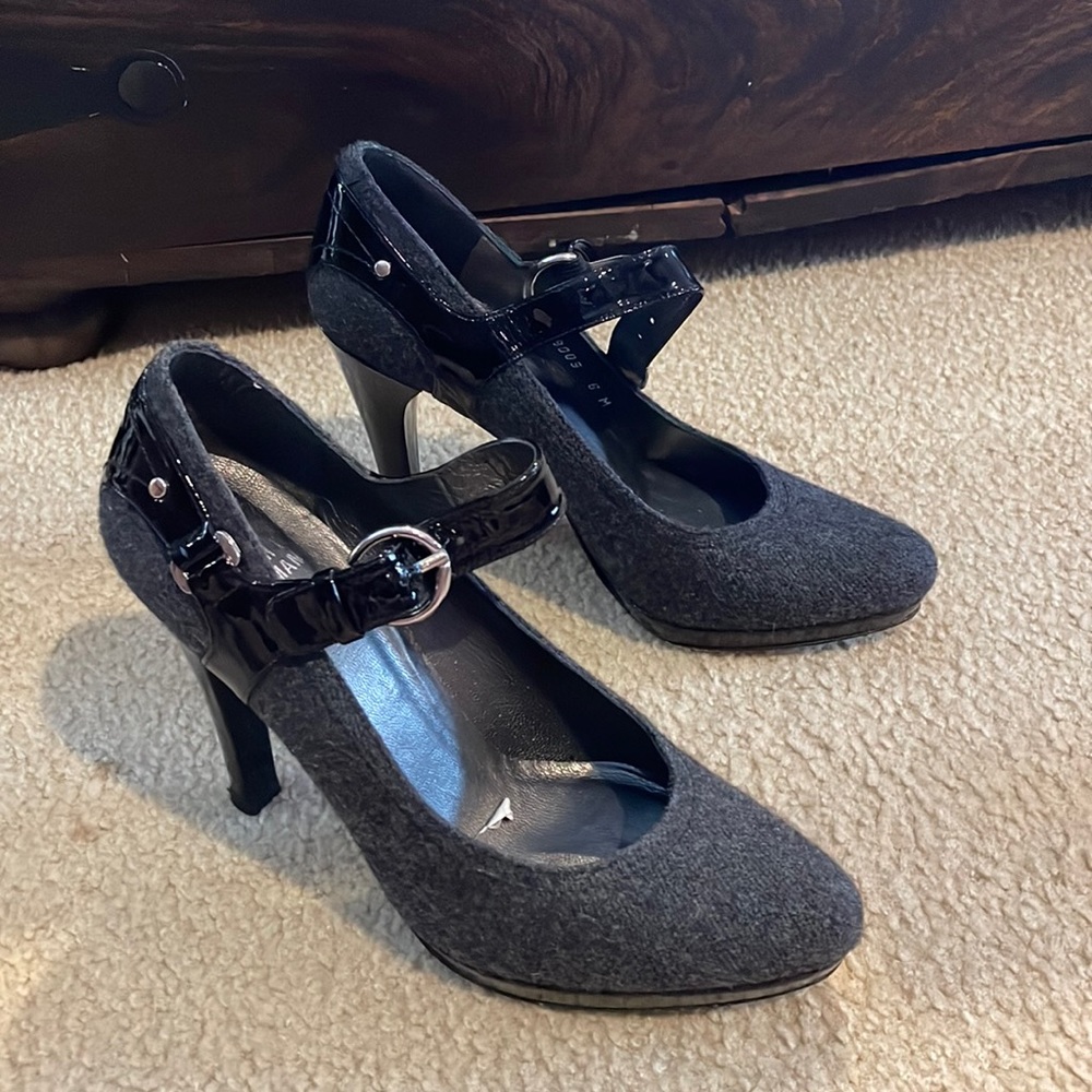 Stuart Weitzman Heels Like New - image 1
